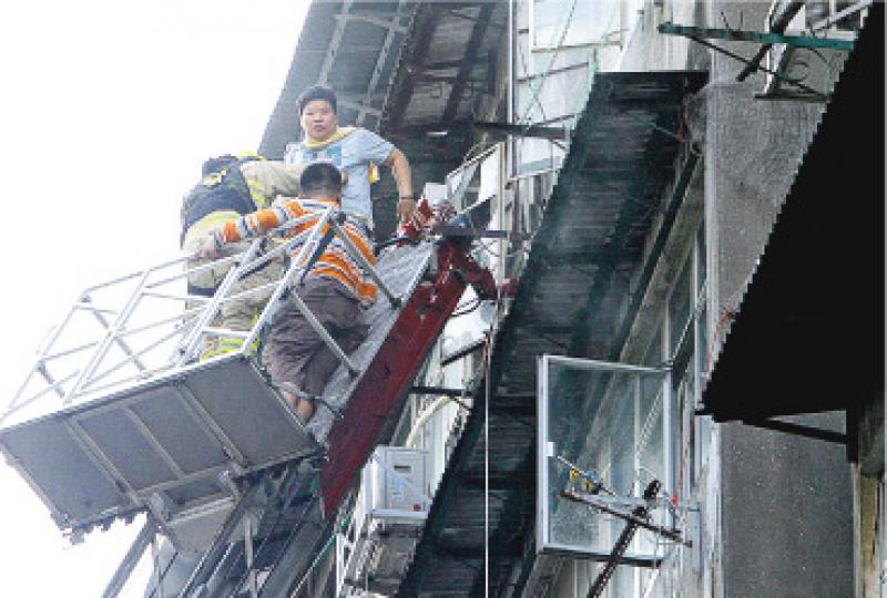 火警期間多人被困屋內,消防升起雲梯逐一拯救,共5人受傷送院。(林俊源攝)51歲姓王男傷者被救出時面及身體多處燒傷,送院危殆。(林俊源攝) 火警期間多人被困屋內,消防升起雲梯逐一拯救,共5人受傷送院。(林俊源攝)51歲姓王男傷者被救出時面及身體多處燒傷,送院危殆。(林俊源攝)