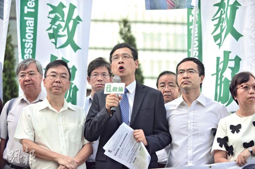 葉建源(中)報名競逐教育界議席,他提出推動公民教育,但拒絕政治干預課程,亦要求平反六四,關注國內人權狀况。(馮凱鍵攝)已報名出戰立法會教育界的蔡若蓮(右)昨日公布參選行動綱領,指要提防本土意識走向分離主義。(林俊源攝) 葉建源(中)報名競逐教育界議席,他提出推動公民教育,但拒絕政治干預課程,亦要求平反六四,關注國內人權狀况。(馮凱鍵攝)已報名出戰立法會教育界的蔡若蓮(右)昨日公布參選行動綱領,指要提防本土意識走向分離主義。(林俊源攝)