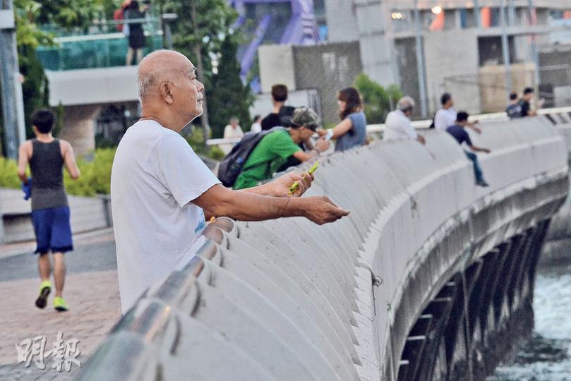 記者昨日到將設立釣魚區的中西區海濱長廊(中環段)觀察,不少市民都在該海濱垂釣,有市民歡迎政府提供更多設施,但亦有市民認為釣魚區面積太小,且不「就腳」。(楊柏賢攝) 記者昨日到將設立釣魚區的中西區海濱長廊(中環段)觀察,不少市民都在該海濱垂釣,有市民歡迎政府提供更多設施,但亦有市民認為釣魚區面積太小,且不「就腳」。(楊柏賢攝)