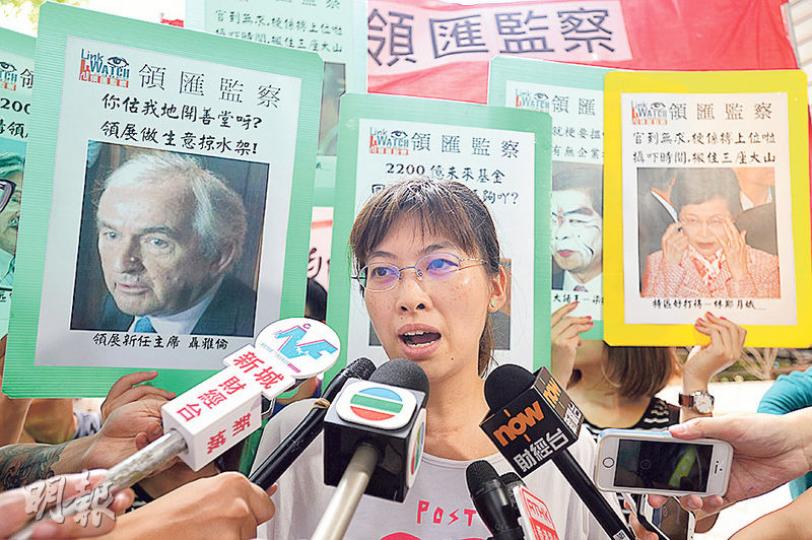領匯監察主席蘇樂怡表示,早前調查12個領展商場及街市,發現街市平均空置率達三成,批評領展接管後並無改善服務。(楊柏賢攝)房委會2005年把旗下部分屋邨商場及街市拆售予領展,至今已11年,民間團體「領匯監察」昨趁房委會財務小組開會前到場請願,促請政府落實回購部分領展商場及街市。有團體成員到房委會門外標誌貼上「回購」海報。(楊柏賢攝) 領匯監察主席蘇樂怡表示,早前調查12個領展商場及街市,發現街市平均空置率達三成,批評領展接管後並無改善服務。(楊柏賢攝)房委會2005年把旗下部分屋邨商場及街市拆售予領展,至今已11年,民間團體「領匯監察」昨趁房委會財務小組開會前到場請願,促請政府落實回購部分領展商場及街市。有團體成員到房委會門外標誌貼上「回購」海報。(楊柏賢攝)
