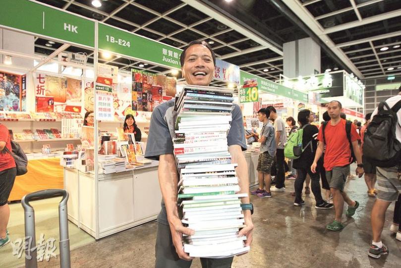 有書商昨把握最後機會劈價至100元任取特價書,以求散貨,有客人一口氣抱走60本書,興奮展示戰利品。該書商負責人未有阻止,稱把書籍運回倉庫的運費貴,「運少一本算一本」。(李紹昌攝)書展昨日閉幕,多家書商均指人流及銷情同跌,惟獨網絡小說及政治書逆市熱賣。次文化堂出版的陳雲《希望政治》售逾千本,購買者以年輕人為主,社長彭志銘認為銷情反映年輕人有興趣了解本土思潮。圖為次文化堂攤位。(李紹昌攝) 有書商昨把握最後機會劈價至100元任取特價書,以求散貨,有客人一口氣抱走60本書,興奮展示戰利品。該書商負責人未有阻止,稱把書籍運回倉庫的運費貴,「運少一本算一本」。(李紹昌攝)書展昨日閉幕,多家書商均指人流及銷情同跌,惟獨網絡小說及政治書逆市熱賣。次文化堂出版的陳雲《希望政治》售逾千本,購買者以年輕人為主,社長彭志銘認為銷情反映年輕人有興趣了解本土思潮。圖為次文化堂攤位。(李紹昌攝)