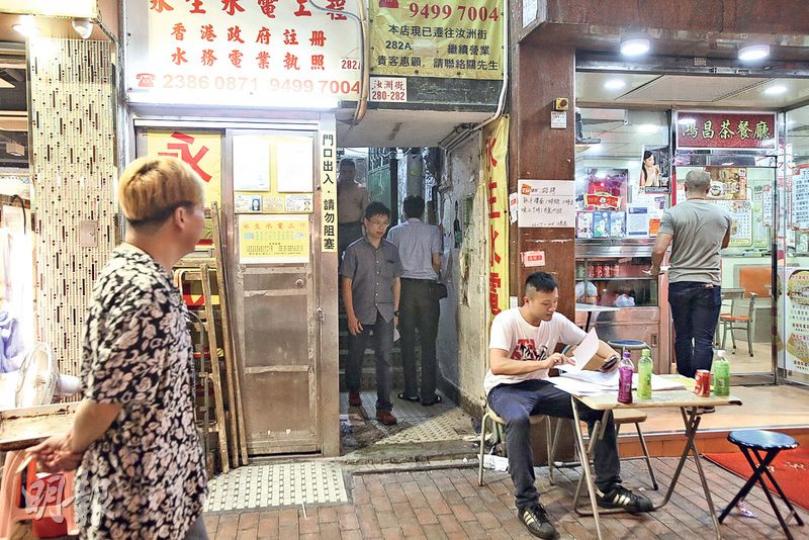 深水埗縱火案大廈昨晚解封,但仍有警員在大廈外駐守,為出入居民登記。(伍浦鋒攝) 深水埗縱火案大廈昨晚解封,但仍有警員在大廈外駐守,為出入居民登記。(伍浦鋒攝)