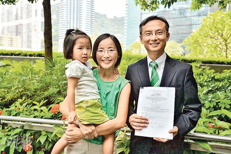 公共醫療醫生協會前會長陳沛然(右)昨午報名參選立法會醫學界界別,其妻子(中)及3歲半的小女兒(左)現身支持。陳沛然表示希望參選用議員身分聯繫不同聲音。(鄧宗弘攝)有36年護士經驗的九龍西聯網護理總經理蔡沛華(中)昨參選衛生服務界,挑戰爭取第三度連任的李國麟,現場逾百名護士為他造勢,當中不乏香港護理專科學院成員。(梁杏怡攝) 公共醫療醫生協會前會長陳沛然(右)昨午報名參選立法會醫學界界別,其妻子(中)及3歲半的小女兒(左)現身支持。陳沛然表示希望參選用議員身分聯繫不同聲音。(鄧宗弘攝)有36年護士經驗的九龍西聯網護理總經理蔡沛華(中)昨參選衛生服務界,挑戰爭取第三度連任的李國麟,現場逾百名護士為他造勢,當中不乏香港護理專科學院成員。(梁杏怡攝)