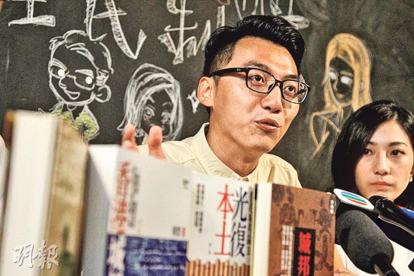 參選港島、曾於報名當日表明支持港獨的熱血公民鄭錦滿(左),昨在限期前回覆選舉主任查詢,稱未打算在今次選舉,以「參選人身分」主張和推動選舉主任所指的港獨或香港建國主張。(林俊源攝)普羅政治學苑黃毓民(中)昨報名競逐連任九龍西議席,其「熱普城」聯盟其他將參選立法會的如陳雲(右)等都有到場。黃強調自己不會主張港獨,但不會反對年輕人提出港獨。(楊柏賢攝) 參選港島、曾於報名當日表明支持港獨的熱血公民鄭錦滿(左),昨在限期前回覆選舉主任查詢,稱未打算在今次選舉,以「參選人身分」主張和推動選舉主任所指的港獨或香港建國主張。(林俊源攝)普羅政治學苑黃毓民(中)昨報名競逐連任九龍西議席,其「熱普城」聯盟其他將參選立法會的如陳雲(右)等都有到場。黃強調自己不會主張港獨,但不會反對年輕人提出港獨。(楊柏賢攝)