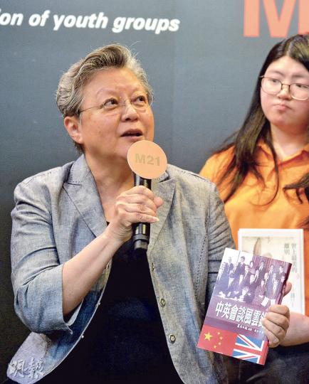 對於選管會要求立法會參選人簽署確認書的爭議,全國人大常委范徐麗泰昨表示,未曾聽聞有人要就此尋求人大釋法,認為應先交由法院判決。(鄧宗弘攝) 對於選管會要求立法會參選人簽署確認書的爭議,全國人大常委范徐麗泰昨表示,未曾聽聞有人要就此尋求人大釋法,認為應先交由法院判決。(鄧宗弘攝)