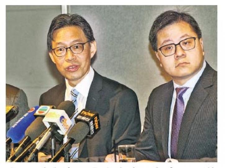 領展財務總監翟迪強(左)表示,首季(4至6月)零售市道繼續放緩,不過生活必需品類商舖生意平穩,續租率理想。(李紹昌攝) 領展財務總監翟迪強(左)表示,首季(4至6月)零售市道繼續放緩,不過生活必需品類商舖生意平穩,續租率理想。(李紹昌攝)