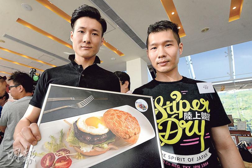 電影《食神》中有「黯然銷魂飯」,今次入選的樺得園則有「黯然銷魂漢堡」,負責人陳志華(右)笑言,蛋加叉燒就是「黯然銷魂」,亦覺得周星馳可以代表香港。(楊柏賢攝) 電影《食神》中有「黯然銷魂飯」,今次入選的樺得園則有「黯然銷魂漢堡」,負責人陳志華(右)笑言,蛋加叉燒就是「黯然銷魂」,亦覺得周星馳可以代表香港。(楊柏賢攝)