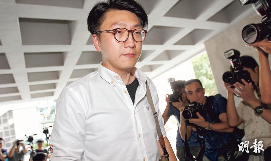 本土民主前線梁天琦(圖)昨聽取法庭指示後,在庭外表示在立選提名期前可用的法律手段已用盡,若提名被否決,將無法在今年9月4日選舉日成為候選人。(李紹昌攝)吳文遠(左)在立法會議員梁國雄(右)等社民連成員陪同下到庭,開庭前在高等法院門外高叫「還我選舉權利,反對政治審查」等口號。(李紹昌攝) 本土民主前線梁天琦(圖)昨聽取法庭指示後,在庭外表示在立選提名期前可用的法律手段已用盡,若提名被否決,將無法在今年9月4日選舉日成為候選人。(李紹昌攝)吳文遠(左)在立法會議員梁國雄(右)等社民連成員陪同下到庭,開庭前在高等法院門外高叫「還我選舉權利,反對政治審查」等口號。(李紹昌攝)