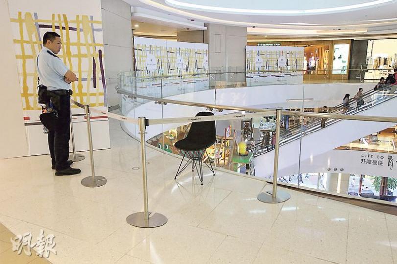 警方到希慎廣場3樓商舖對出範圍調查,懷疑80歲老婦向商舖借櫈作踏腳,攀過玻璃圍欄一躍而下。(伍浦鋒攝) 警方到希慎廣場3樓商舖對出範圍調查,懷疑80歲老婦向商舖借櫈作踏腳,攀過玻璃圍欄一躍而下。(伍浦鋒攝)