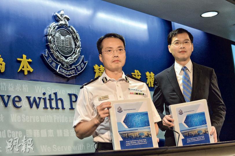 警務處行動處長劉業成(左)與刑事及保安處長區志光(右)昨公布上半年的罪案情况。(蘇智鑫攝) 警務處行動處長劉業成(左)與刑事及保安處長區志光(右)昨公布上半年的罪案情况。(蘇智鑫攝)