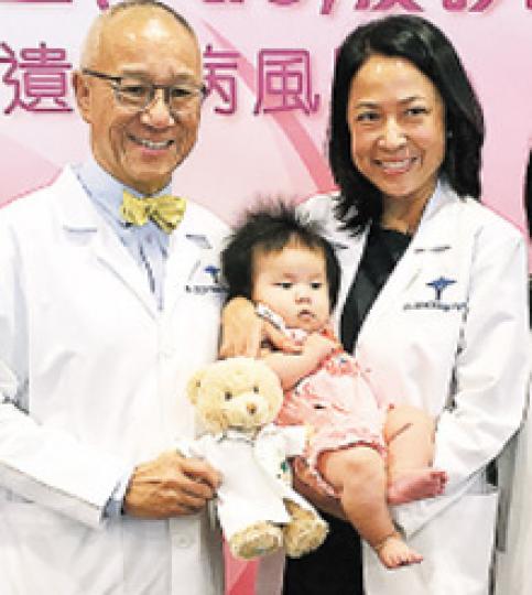 養和醫院副院長暨婦女健康及產科部主管陳煥堂(左)、生殖醫學專科醫生駱紅(右),與本港首個採用NGS作PGS出生的嬰兒合照。(鄧可盈攝) 養和醫院副院長暨婦女健康及產科部主管陳煥堂(左)、生殖醫學專科醫生駱紅(右),與本港首個採用NGS作PGS出生的嬰兒合照。(鄧可盈攝)