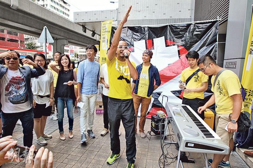 熱血公民成員黃洋達(中)昨報名參選九龍東。他在伴奏下,即場獻唱改編歌曲I LOVE Basic Law,聲稱要顯示自己擁護《基本法》的誠意。(李紹昌攝) 熱血公民成員黃洋達(中)昨報名參選九龍東。他在伴奏下,即場獻唱改編歌曲I LOVE Basic Law,聲稱要顯示自己擁護《基本法》的誠意。(李紹昌攝)