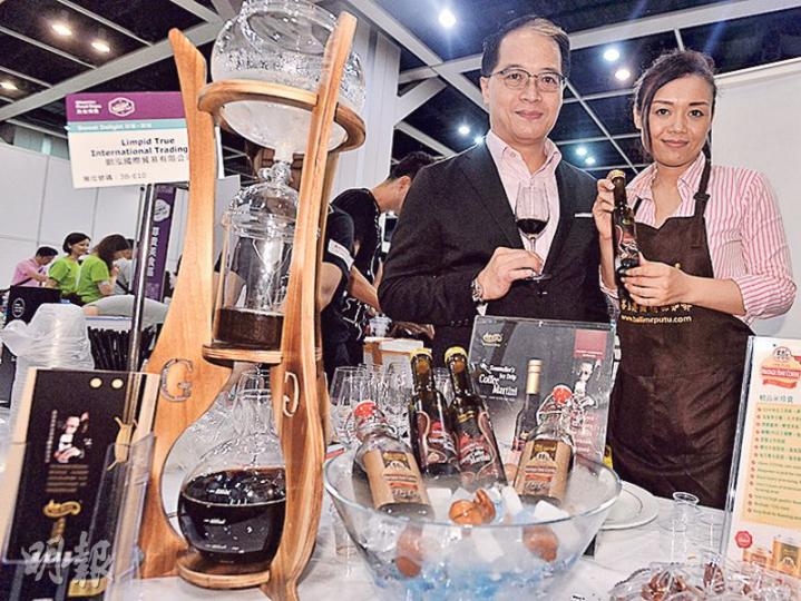 專門焙製古樹豆冰滴咖啡的張綽芝(右)與品酒師鄺英志(左)合作,研製出「古樹冰滴咖啡馬天尼」,融合酒與咖啡。(馮凱鍵攝) 專門焙製古樹豆冰滴咖啡的張綽芝(右)與品酒師鄺英志(左)合作,研製出「古樹冰滴咖啡馬天尼」,融合酒與咖啡。(馮凱鍵攝)