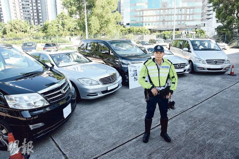 警方行動中扣查的出租汽車,當中不少為平治房車及豪華七人車。(鍾炳然攝) 警方行動中扣查的出租汽車,當中不少為平治房車及豪華七人車。(鍾炳然攝)