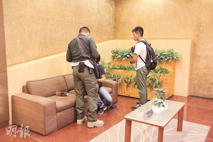 韓國駐港總領事館位於金鐘遠東金融中心,警方近日派出大批持槍便衣人員24小時駐守,圖為便衣警察昨晚在大廈電梯大堂駐守。(伍浦鋒攝) 韓國駐港總領事館位於金鐘遠東金融中心,警方近日派出大批持槍便衣人員24小時駐守,圖為便衣警察昨晚在大廈電梯大堂駐守。(伍浦鋒攝)