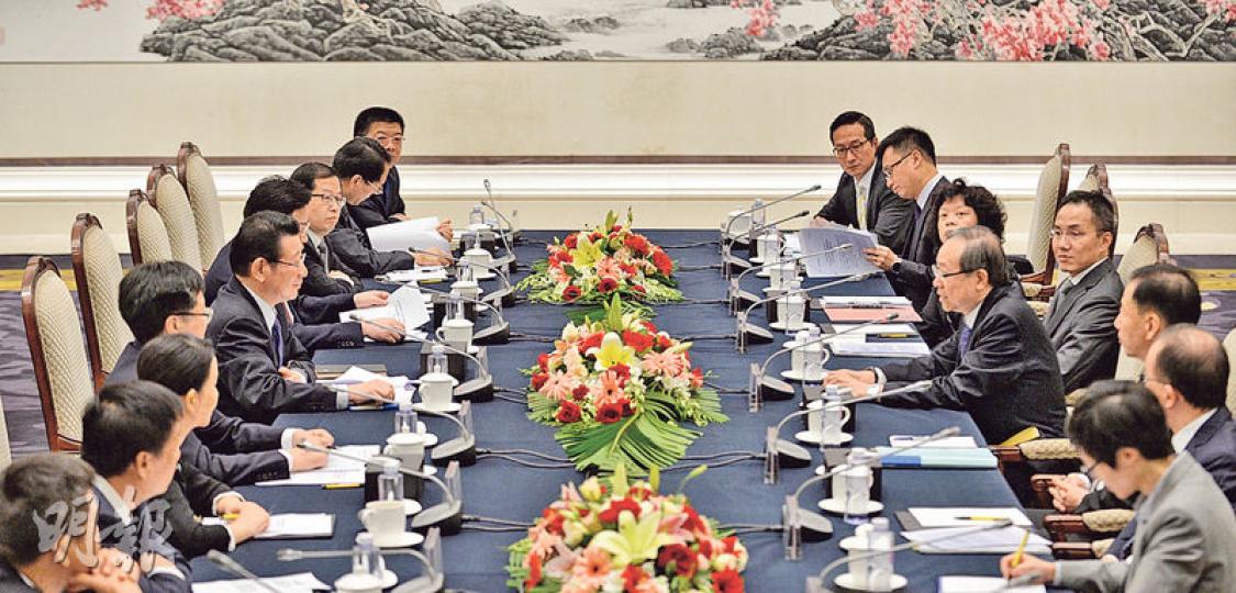 保安局長黎棟國昨率領港府代表團到深圳,與內地公安部副部長陳智敏及國務院港澳辦等部門代表,商討改善兩地通報機制。(蘇智鑫攝) 保安局長黎棟國昨率領港府代表團到深圳,與內地公安部副部長陳智敏及國務院港澳辦等部門代表,商討改善兩地通報機制。(蘇智鑫攝)