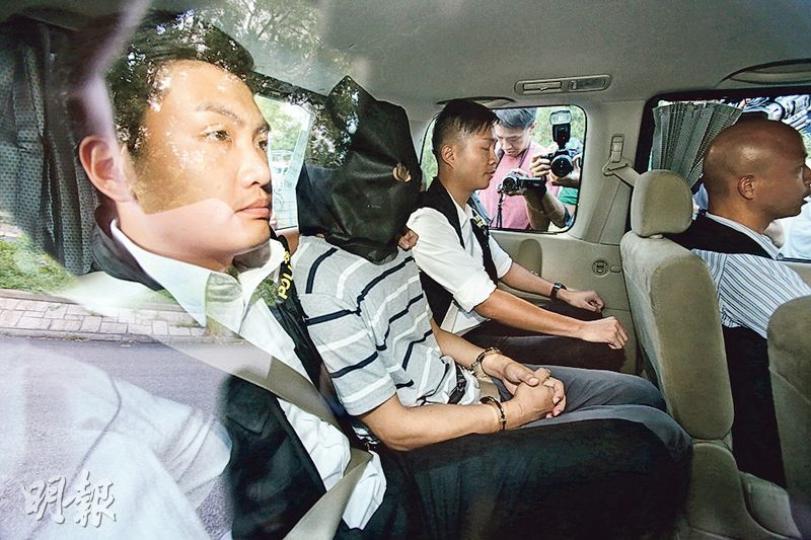 內地公安昨把大埔找換店謀殺及行劫案疑犯移交香港警方,警方昨把疑犯(戴頭套者)押返警署調查及到現場重組案情。(伍浦鋒攝) 內地公安昨把大埔找換店謀殺及行劫案疑犯移交香港警方,警方昨把疑犯(戴頭套者)押返警署調查及到現場重組案情。(伍浦鋒攝)