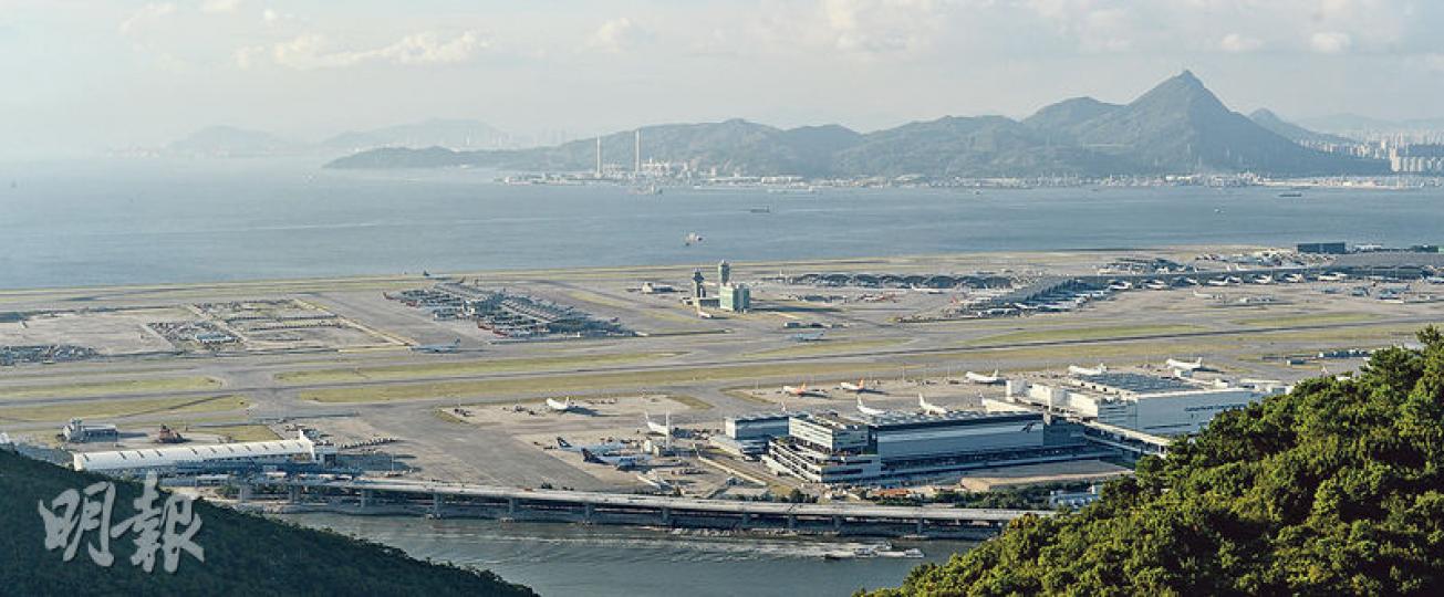造價高達1415億元的機場第三條跑道系統工程,將於8月1日正式展開,機管局會最先啟動填海工程,於機場北面海域(圖上方)填海造地,興建一個約650公頃的人工島以作未來建設三跑之用。(鍾林枝攝) 造價高達1415億元的機場第三條跑道系統工程,將於8月1日正式展開,機管局會最先啟動填海工程,於機場北面海域(圖上方)填海造地,興建一個約650公頃的人工島以作未來建設三跑之用。(鍾林枝攝)
