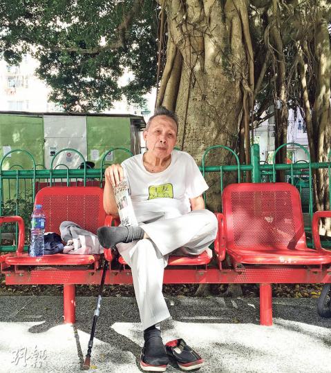 81歲的洪伯伯生活淡如水,每天早上5時起牀,吃過麥皮便到樓下公園閒坐或散步,到午飯時間,就回家吃個番薯,再下樓閒坐聽歌,約下午6時回家吃晚飯、看電視,晚上9時睡覺。他說想尋求安樂死,不是因為生活拮据及苦悶,而是難抵病患的煎熬。(張嘉雯攝) 81歲的洪伯伯生活淡如水,每天早上5時起牀,吃過麥皮便到樓下公園閒坐或散步,到午飯時間,就回家吃個番薯,再下樓閒坐聽歌,約下午6時回家吃晚飯、看電視,晚上9時睡覺。他說想尋求安樂死,不是因為生活拮据及苦悶,而是難抵病患的煎熬。(張嘉雯攝)