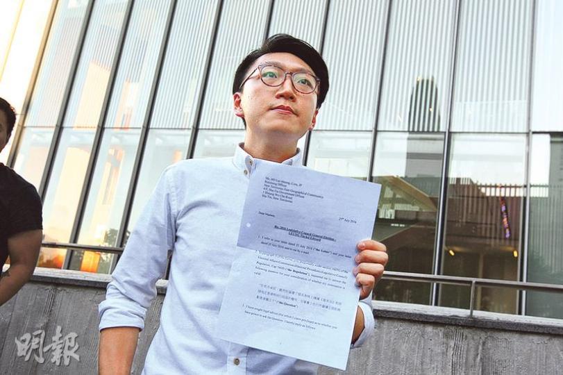 立選提名期首天已報名參選新東、至昨日仍未獲確認參選資格的本土民主前線梁天琦,昨回覆選舉主任查詢,稱明確否認在簽署擁護基本法的聲明後仍主張和推動港獨,並隨函補簽官方確認書。(李紹昌攝) 立選提名期首天已報名參選新東、至昨日仍未獲確認參選資格的本土民主前線梁天琦,昨回覆選舉主任查詢,稱明確否認在簽署擁護基本法的聲明後仍主張和推動港獨,並隨函補簽官方確認書。(李紹昌攝)