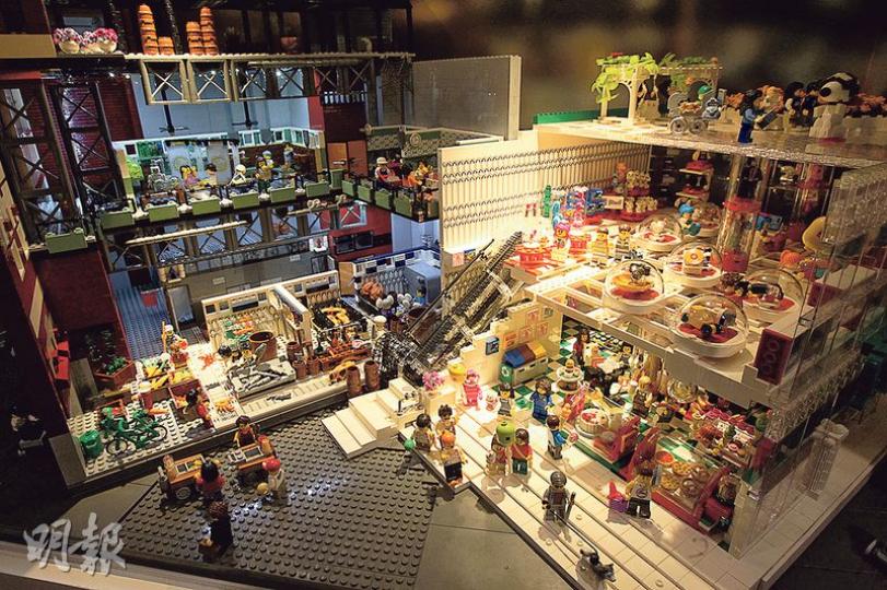 20個本地LEGO達人砌咗12個香港地標同埋日常生活用品,好似呢個就係我哋成日會行嘅街市喇。(李紹昌攝) 20個本地LEGO達人砌咗12個香港地標同埋日常生活用品,好似呢個就係我哋成日會行嘅街市喇。(李紹昌攝)