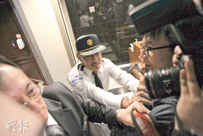 由於有脫北者滯留韓國駐港總領事館,大批傳媒昨晨到領事館守候,並向上班的領館人員查詢,領事館要派出保安維持秩序。(李紹昌攝) 由於有脫北者滯留韓國駐港總領事館,大批傳媒昨晨到領事館守候,並向上班的領館人員查詢,領事館要派出保安維持秩序。(李紹昌攝)