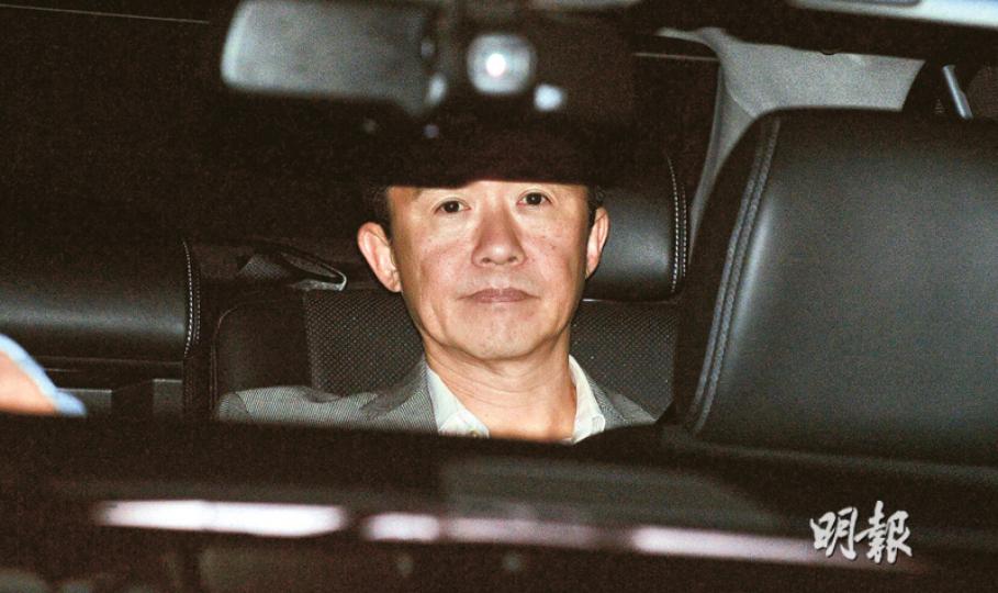 廉政專員白韞六昨晚8時18分乘座駕離開北角廉署總部時，未有回應記者查詢。據悉，白韞六黃昏曾向執行處人員講解丘樹春的解約事件時，有調查人員直接向他表達不信任。外界有聲音批評他人事管理混亂，不適合再任廉政專員。（鍾林枝攝）廉政公署昨日發生劇烈人事變動，公布執行處首長丘樹春離任後三小時內，廉署又出聲明稱丘決定撒回提早解約的離職申請，外界關心事件影響廉署公信力及調查能力，圖為北角廉署門外。（鍾林枝攝）