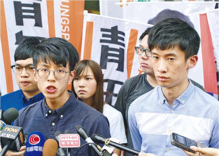 因本民前梁天琦未知能否參選,本民前召集人黃台仰(前左)宣布與青年新政實行「Plan B」,由青政召集人梁頌恒(前右)伙拍前本民前成員李東昇出選新界東。(鄧宗弘攝)今屆選舉發生「確認書」安排的爭議,參選新界西的工黨李卓人(右方橙衣),昨偕黨友在藍田設街站收簽名,斥責政府政治審查參選人。新界西今屆有9個議席,共有22隊參選。(蘇智鑫攝) 因本民前梁天琦未知能否參選,本民前召集人黃台仰(前左)宣布與青年新政實行「Plan B」,由青政召集人梁頌恒(前右)伙拍前本民前成員李東昇出選新界東。(鄧宗弘攝)今屆選舉發生「確認書」安排的爭議,參選新界西的工黨李卓人(右方橙衣),昨偕黨友在藍田設街站收簽名,斥責政府政治審查參選人。新界西今屆有9個議席,共有22隊參選。(蘇智鑫攝)