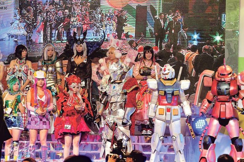 動漫節開幕禮請咗一班動漫Cosplay大賽嘅入圍參賽者上台，展示佢哋用心製作嘅服飾。（李紹昌攝）PlayStation喺動漫節推出PS4同綑裝，計埋可以慳2500幾蚊，只需要3380蚊，難怪有人大手入貨，一口氣買幾套（前）。（李紹昌攝）黃小朋友話，佢一共有400幾張《星光樂園》遊戲卡，今日只係帶咗部分嚟動漫節玩。（鄧可盈攝）