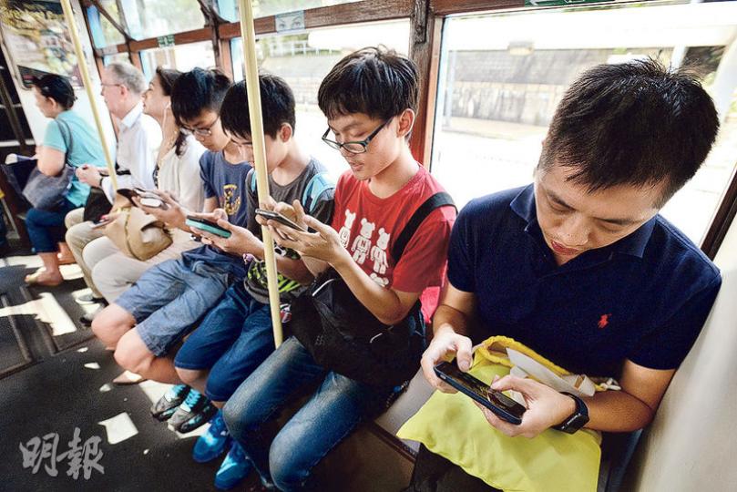 Pokémon GO熱潮下,不少人四出找精靈,慢慢地在鬧市行走的電車,成為「訓練員」的大熱選擇,因坐上電車可在短時間內捉到大量精靈。(楊柏賢攝) Pokémon GO熱潮下,不少人四出找精靈,慢慢地在鬧市行走的電車,成為「訓練員」的大熱選擇,因坐上電車可在短時間內捉到大量精靈。(楊柏賢攝)