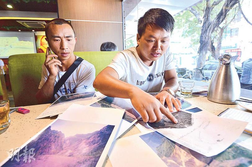 案中第三被告王立波的胞兄王立春(右),受訪時向記者展示家鄉磷礦遭非法開採的情形,稱事件令一家分散各地,其弟亦在離鄉求職時誤交損友,走上綁架的不歸路。圖左為另一被告王譽錕的堂兄。(楊柏賢攝) 案中第三被告王立波的胞兄王立春(右),受訪時向記者展示家鄉磷礦遭非法開採的情形,稱事件令一家分散各地,其弟亦在離鄉求職時誤交損友,走上綁架的不歸路。圖左為另一被告王譽錕的堂兄。(楊柏賢攝)