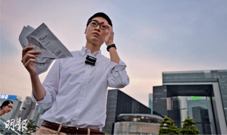 堅持主張「港獨」的香港民族黨召集人陳浩天,昨獲選管會通知取消參選資格,成為第一個被否決參選者。他昨在金鐘添馬公園會見傳媒時,當場撕掉選管會的通知書,直斥「先例一開,後患無窮」。(馮凱鍵攝)選舉主任昨去信香港民族黨的新界西參選人陳浩天,指諮詢法律意見後認為陳浩天支持及推動港獨,與《基本法》條文不相容,決定其立法會選舉提名無效,一批民族黨支持者昨晚到添馬公園集會,表達不滿。(楊柏賢攝)多個泛民政黨昨晚遊行到特首辦外示威,抗議選管會取消個別候選人資格,其間遇上同於金鐘集會的本土派人士,被指「騎劫」,雙 堅持主張「港獨」的香港民族黨召集人陳浩天,昨獲選管會通知取消參選資格,成為第一個被否決參選者。他昨在金鐘添馬公園會見傳媒時,當場撕掉選管會的通知書,直斥「先例一開,後患無窮」。(馮凱鍵攝)選舉主任昨去信香港民族黨的新界西參選人陳浩天,指諮詢法律意見後認為陳浩天支持及推動港獨,與《基本法》條文不相容,決定其立法會選舉提名無效,一批民族黨支持者昨晚到添馬公園集會,表達不滿。(楊柏賢攝)多個泛民政黨昨晚遊行到特首辦外示威,抗議選管會取消個別候選人資格,其間遇上同於金鐘集會的本土派人士,被指「騎劫」,雙