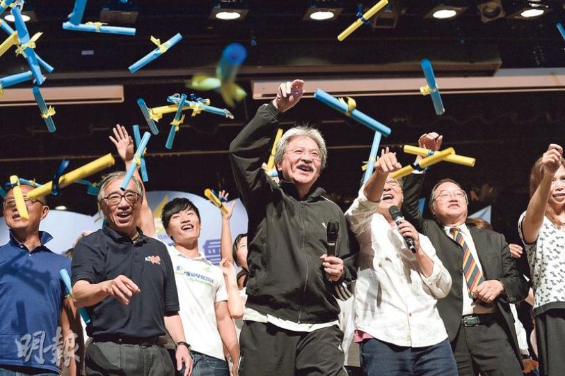 財政司長曾俊華(中)昨出席由電台主持麥潤壽舉辦的「永不放棄同學會畢業禮2016」。曾俊華解釋他剛到喇沙書院教學生劍擊,故一身運動服打扮出現。昨場內有逾300名學生,曾俊華進場及離場時均有學生熱烈拍掌及歡呼。(鍾林枝攝)立法會主席曾鈺成(圖)昨出席一個聯校中文辯論學會活動後回應特首選戰,稱讚財政司長曾俊華比自己適合做特首,因對方政府經驗及財經知識較豐富,他又否認曾游說其他人參選特首。(鄧宗弘攝) 財政司長曾俊華(中)昨出席由電台主持麥潤壽舉辦的「永不放棄同學會畢業禮2016」。曾俊華解釋他剛到喇沙書院教學生劍擊,故一身運動服打扮出現。昨場內有逾300名學生,曾俊華進場及離場時均有學生熱烈拍掌及歡呼。(鍾林枝攝)立法會主席曾鈺成(圖)昨出席一個聯校中文辯論學會活動後回應特首選戰,稱讚財政司長曾俊華比自己適合做特首,因對方政府經驗及財經知識較豐富,他又否認曾游說其他人參選特首。(鄧宗弘攝)