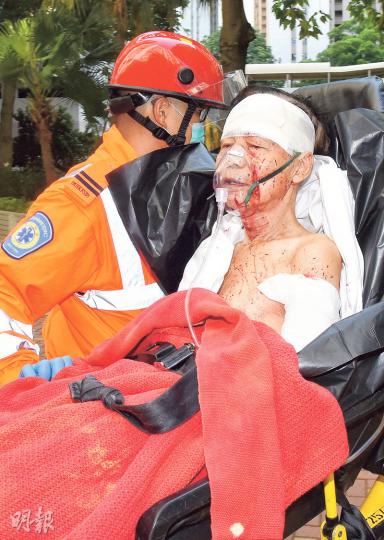 倫常血案中,87歲事主身中多刀浴血重傷,由救護車送院搶救,情况嚴重。(蔡方山攝)警方封鎖現場調查期間,女死者的張姓男友人(右)趕至,情緒激動企圖衝過封鎖線揭開帳篷認屍,被在場警員阻止,其間男友人大叫:「呢兩年佢哋成日嘈交,都係我照顧咗佢(死者)……」。(勞敏儀攝) 倫常血案中,87歲事主身中多刀浴血重傷,由救護車送院搶救,情况嚴重。(蔡方山攝)警方封鎖現場調查期間,女死者的張姓男友人(右)趕至,情緒激動企圖衝過封鎖線揭開帳篷認屍,被在場警員阻止,其間男友人大叫:「呢兩年佢哋成日嘈交,都係我照顧咗佢(死者)……」。(勞敏儀攝)