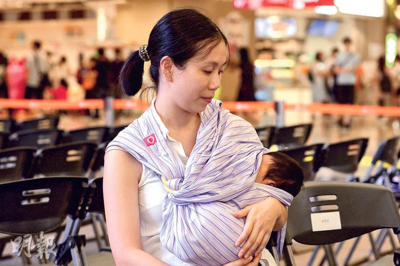 Vicky(圖)說丈夫曾擔心她在公眾地方餵哺母乳時會「走光」,所以她在家中練習了一段時間,才敢在街上以圍巾遮掩身體餵奶。(楊柏賢攝) Vicky(圖)說丈夫曾擔心她在公眾地方餵哺母乳時會「走光」,所以她在家中練習了一段時間,才敢在街上以圍巾遮掩身體餵奶。(楊柏賢攝)