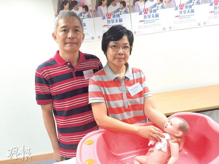 已退休的林氏夫婦9月將迎來孫女,報讀湊孫課程溫故知新。(陳顥之攝) 已退休的林氏夫婦9月將迎來孫女,報讀湊孫課程溫故知新。(陳顥之攝)
