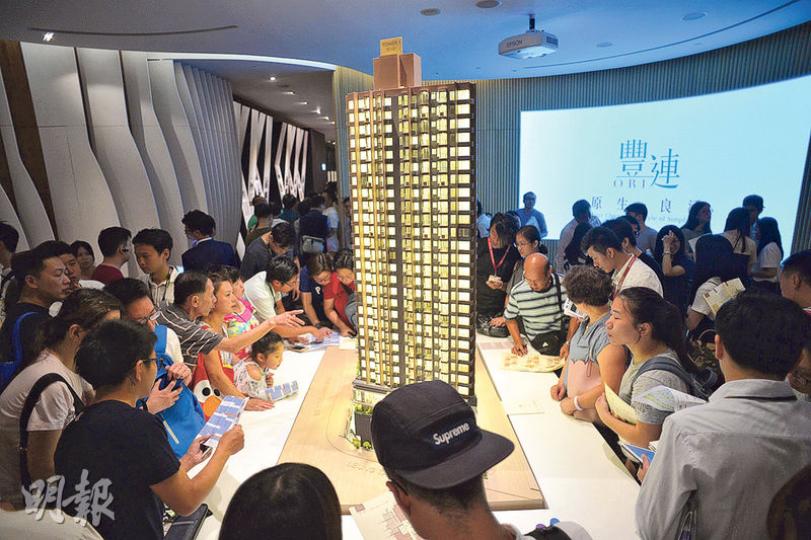 南豐屯門新盤豐連,過去兩日估計累收約1200張入票;以項目現推出194伙計,超額5倍,而昨日睇樓參觀情况亦相當不俗。(蘇智鑫攝) 南豐屯門新盤豐連,過去兩日估計累收約1200張入票;以項目現推出194伙計,超額5倍,而昨日睇樓參觀情况亦相當不俗。(蘇智鑫攝)