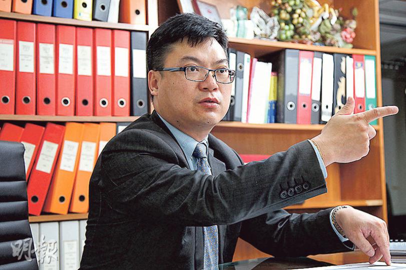 澳門經濟法律學會理事長何金明估計,將來粵澳兩口岸共同實施「一檢」前,中澳應要簽署司法互助協議,並透過訂立行政法規實施。然而香港高鐵西九龍總站實施「一地檢」,情况較澳門複雜,香港執法人員亦需代內地處理出入境程序,相信將引起港人疑慮,令「一地檢」難以實施。(林俊源攝) 澳門經濟法律學會理事長何金明估計,將來粵澳兩口岸共同實施「一檢」前,中澳應要簽署司法互助協議,並透過訂立行政法規實施。然而香港高鐵西九龍總站實施「一地檢」,情况較澳門複雜,香港執法人員亦需代內地處理出入境程序,相信將引起港人疑慮,令「一地檢」難以實施。(林俊源攝)