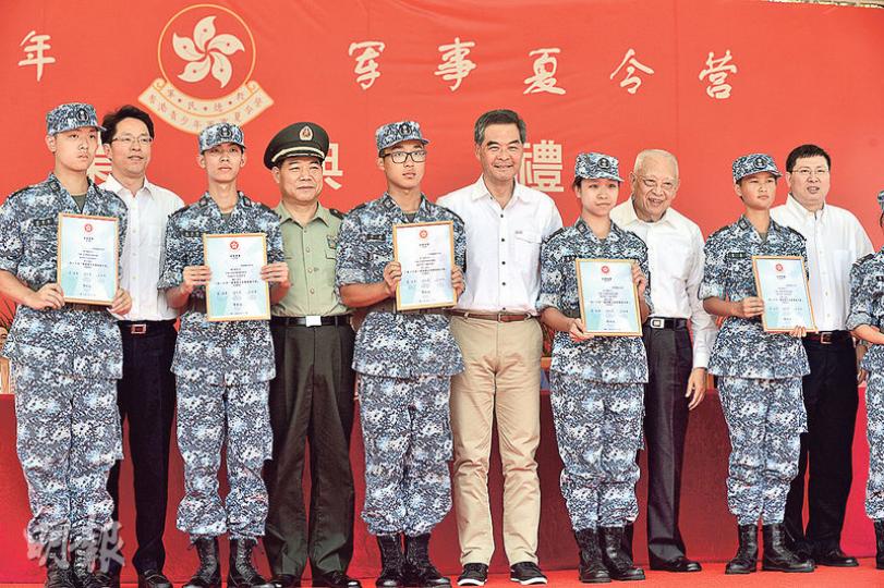 歷時半個月的「香港青少年軍事夏令營」昨天完結,閉幕儀式上,中聯辦主任張曉明(左二)、解放軍駐港部隊司令員譚本宏(左四)、行政長官梁振英(右五)、全國政協副主席董建華(右三)及外交部駐港特派員公署副特派員宋如安(右一)一同頒發結業證書予學員。(馮凱鍵攝) 歷時半個月的「香港青少年軍事夏令營」昨天完結,閉幕儀式上,中聯辦主任張曉明(左二)、解放軍駐港部隊司令員譚本宏(左四)、行政長官梁振英(右五)、全國政協副主席董建華(右三)及外交部駐港特派員公署副特派員宋如安(右一)一同頒發結業證書予學員。(馮凱鍵攝)