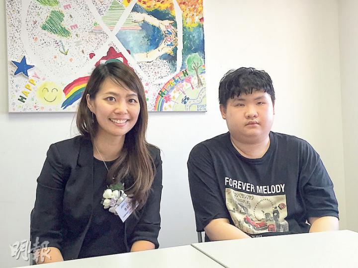 20歲的焯軒(右)初中輟學,其後在家中隱蔽逾年,在註冊社工李穎妍(左)鼓勵下終踏出家門,當上義工及在夜校讀書。(邱雅錡攝) 20歲的焯軒(右)初中輟學,其後在家中隱蔽逾年,在註冊社工李穎妍(左)鼓勵下終踏出家門,當上義工及在夜校讀書。(邱雅錡攝)