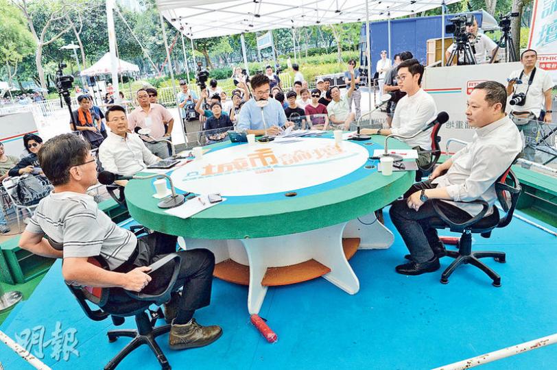 教聯會會長黃均瑜(左一)、港區人大代表陳勇(左二)、港大法律系副教授戴耀廷(右一)及被取消參選資格的香港民族黨召集人陳浩天(右二),昨於《城市論壇》討論港獨者參選資格問題,戴斥選舉主任越權,若陳浩天提司法覆核,勝訴機會大,黃均瑜及陳勇則說提倡港獨者不應參選。 (蘇智鑫攝) 教聯會會長黃均瑜(左一)、港區人大代表陳勇(左二)、港大法律系副教授戴耀廷(右一)及被取消參選資格的香港民族黨召集人陳浩天(右二),昨於《城市論壇》討論港獨者參選資格問題,戴斥選舉主任越權,若陳浩天提司法覆核,勝訴機會大,黃均瑜及陳勇則說提倡港獨者不應參選。 (蘇智鑫攝)