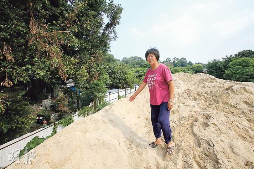 居住在米埔隴村50多年的蔡太表示,沙泥於兩星期前開始堆積,她曾向泥頭車司機投訴危險,但對方回應說只是打工,與他無關。(伍浦鋒攝) 居住在米埔隴村50多年的蔡太表示,沙泥於兩星期前開始堆積,她曾向泥頭車司機投訴危險,但對方回應說只是打工,與他無關。(伍浦鋒攝)