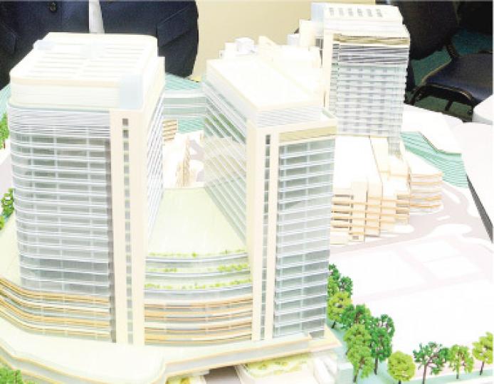 聯合醫院正擴建,料2022年會有23層高的新日間醫療大樓啟用,因是兩幢相連建築物而號稱「雙子塔」。(劉焌陶攝) 聯合醫院正擴建,料2022年會有23層高的新日間醫療大樓啟用,因是兩幢相連建築物而號稱「雙子塔」。(劉焌陶攝)