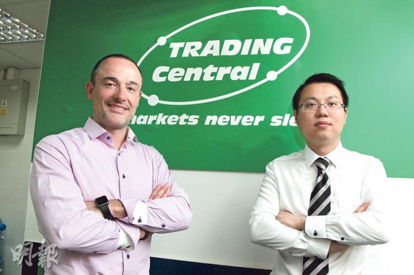 Trading Central亞太區金融分析主管張珺(右)認為,過去一個多月港股只是跟隨美股反彈,23000點至23500點阻力很大。圖左為該行全球市場銷售總監朱禮安。(林俊源攝) Trading Central亞太區金融分析主管張珺(右)認為,過去一個多月港股只是跟隨美股反彈,23000點至23500點阻力很大。圖左為該行全球市場銷售總監朱禮安。(林俊源攝)