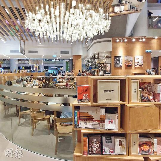 MUJI全新奧海城概念店昨日開業,新店除售賣衣服家品外,更首設有MUJI BOOKS,吸引不少商場遊客入內參觀。(劉詠怡攝)新店設有餐廳Café&Meal MUJI,面積逾2000方呎,餐廳內亦設有兒童餐,照顧家庭客需要。(劉詠怡攝) MUJI全新奧海城概念店昨日開業,新店除售賣衣服家品外,更首設有MUJI BOOKS,吸引不少商場遊客入內參觀。(劉詠怡攝)新店設有餐廳Café&Meal MUJI,面積逾2000方呎,餐廳內亦設有兒童餐,照顧家庭客需要。(劉詠怡攝)