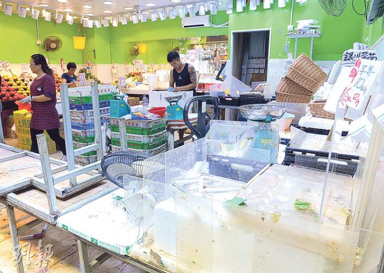 颱風妮妲襲港,本地農夫趕緊收割部分瓜菜,市民亦提早買菜,昨午4時多,灣仔有菜檔的蔬菜已幾乎賣清光。(劉焌陶攝) 颱風妮妲襲港,本地農夫趕緊收割部分瓜菜,市民亦提早買菜,昨午4時多,灣仔有菜檔的蔬菜已幾乎賣清光。(劉焌陶攝)