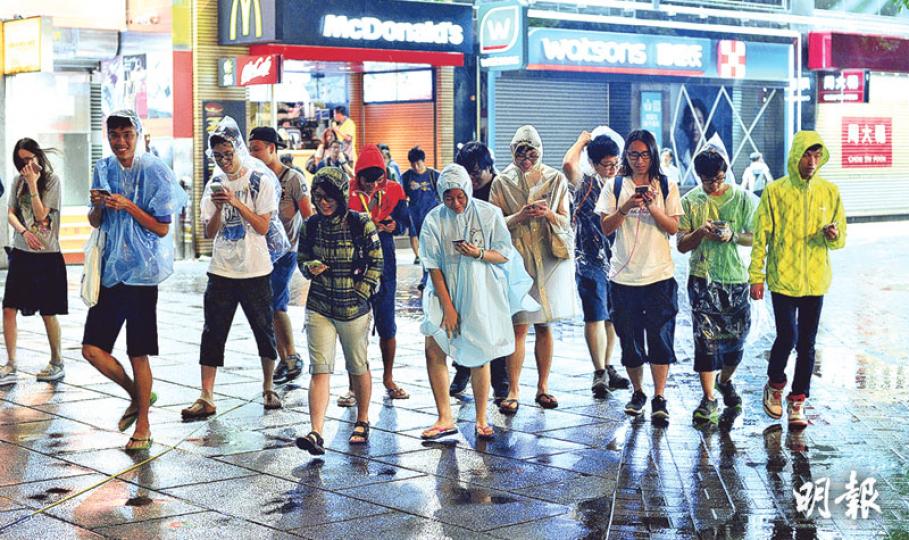 昨晚雖然8號風球高掛,仍有大批市民在尖沙嘴冒雨拿着手機「捉精靈」。(鍾林枝攝)妮妲來勢洶洶,中環的大型商場不敢怠慢,在玻璃門貼滿防風膠紙,減低颱風的影響。(楊柏賢攝) 昨晚雖然8號風球高掛,仍有大批市民在尖沙嘴冒雨拿着手機「捉精靈」。(鍾林枝攝)妮妲來勢洶洶,中環的大型商場不敢怠慢,在玻璃門貼滿防風膠紙,減低颱風的影響。(楊柏賢攝)