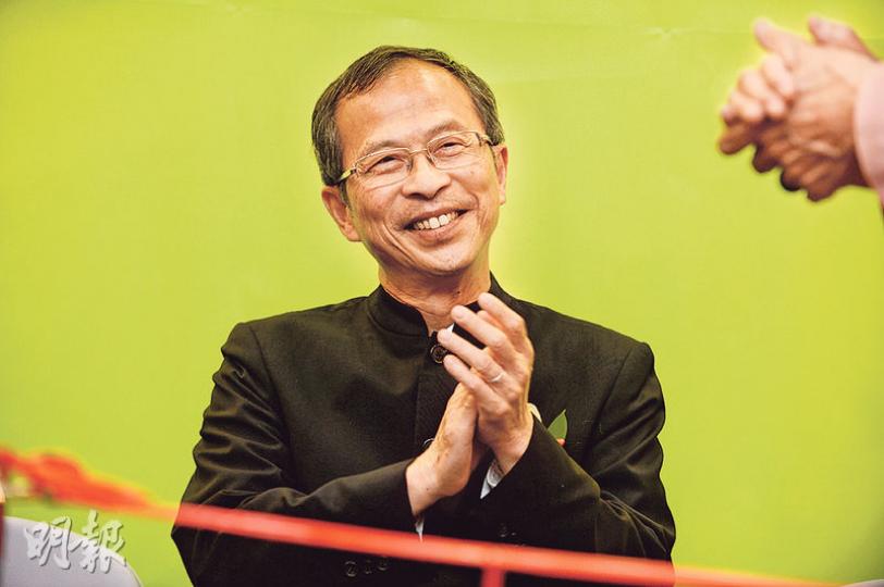 立法會主席曾鈺成昨日表示,若可以選擇,他寧願擔任行政會議召集人,因這份工作「每星期只返半天」。圖為他昨日出席一畫展開幕禮。(劉焌陶攝) 立法會主席曾鈺成昨日表示,若可以選擇,他寧願擔任行政會議召集人,因這份工作「每星期只返半天」。圖為他昨日出席一畫展開幕禮。(劉焌陶攝)