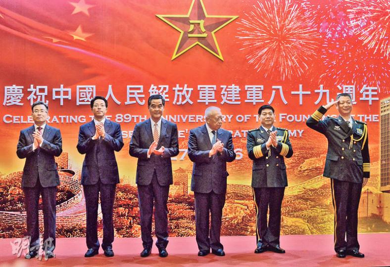 中環軍營昨舉行酒會慶祝「八一建軍節」,多名政商界人士出席,主禮嘉賓外交部駐港特派員宋哲(左起)、中聯辦主任張曉明、行政長官梁振英、全國政協副主席董建華、解放軍駐港部隊司令員譚本宏及政治委員岳世鑫,在台上帶領祝酒。(馮凱鍵攝) 中環軍營昨舉行酒會慶祝「八一建軍節」,多名政商界人士出席,主禮嘉賓外交部駐港特派員宋哲(左起)、中聯辦主任張曉明、行政長官梁振英、全國政協副主席董建華、解放軍駐港部隊司令員譚本宏及政治委員岳世鑫,在台上帶領祝酒。(馮凱鍵攝)