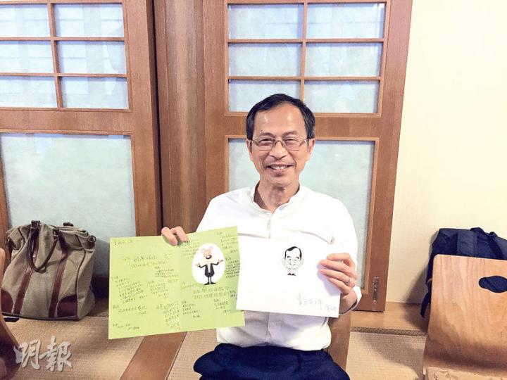 將離開議會嘅立法會主席曾鈺成噚日同傳媒聚會,記者們送上心意卡,曾主席笑稱,記者都支持佢參選特首喎。(何曉勤攝) 將離開議會嘅立法會主席曾鈺成噚日同傳媒聚會,記者們送上心意卡,曾主席笑稱,記者都支持佢參選特首喎。(何曉勤攝)